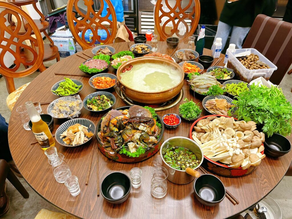 大型聚会到会 中式宴席桌面全景