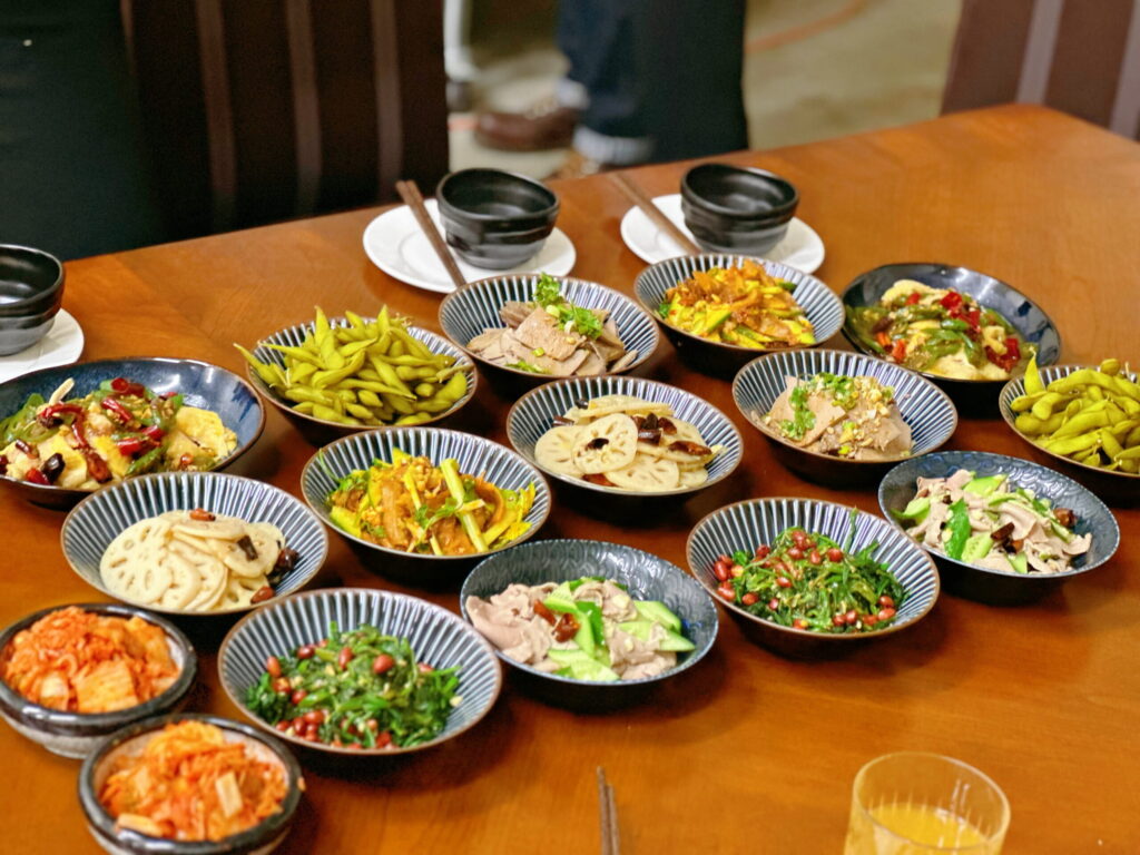 私人派对宴席 多道中式菜肴摆满餐桌
